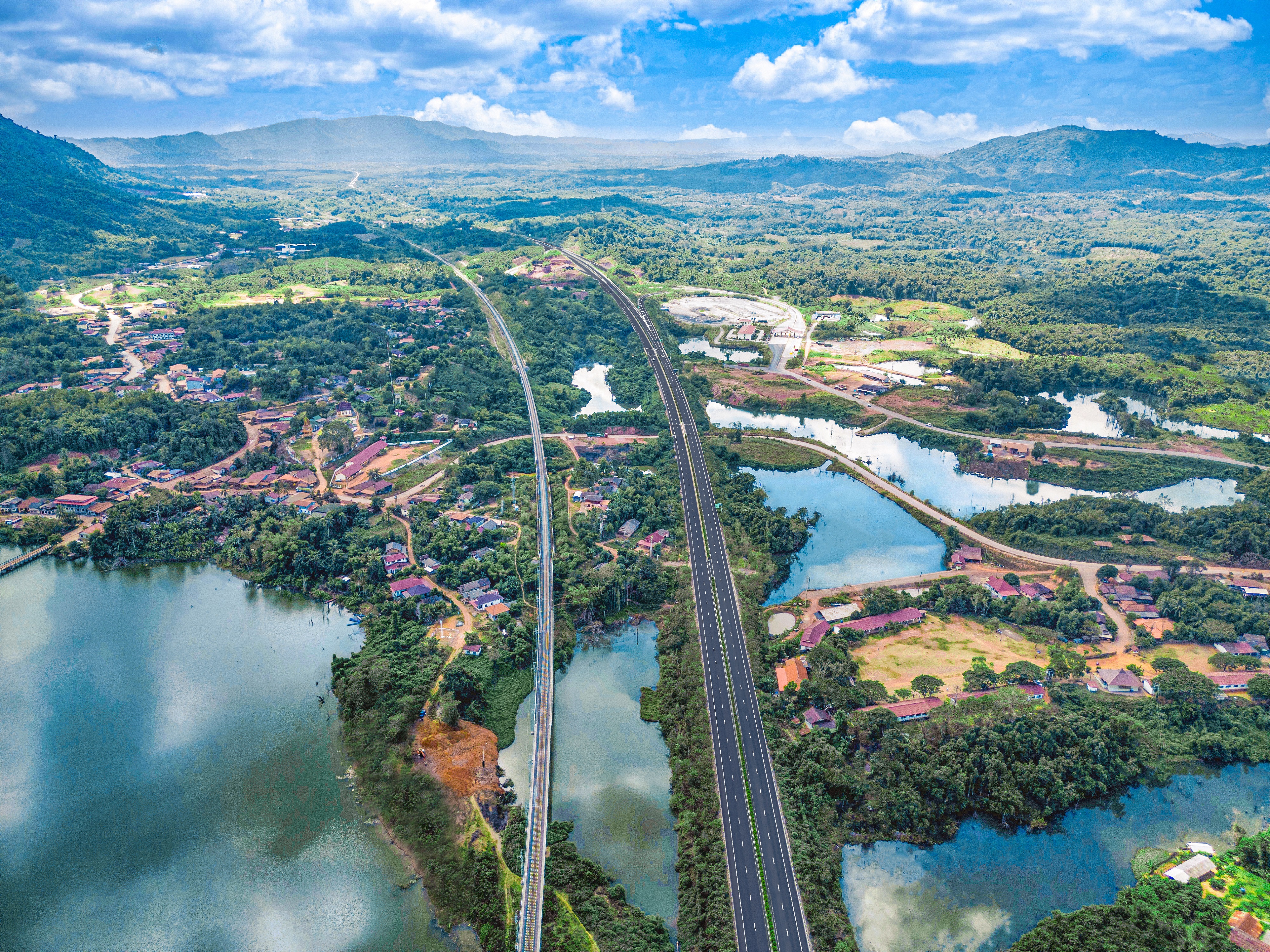 老撾萬象至萬榮高速公路