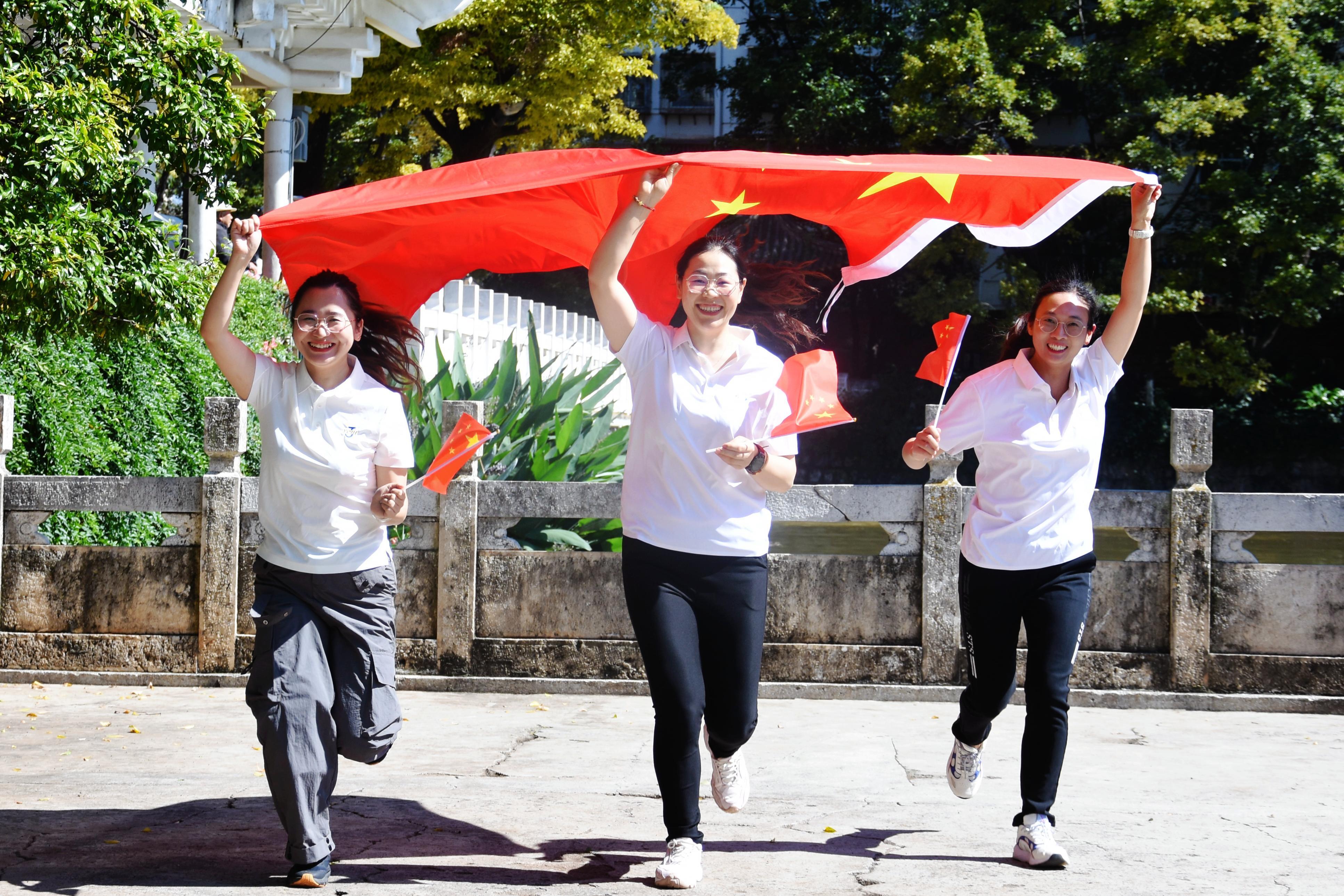 我與國(guó)旗合個(gè)影 國(guó)旗在肩筑山河